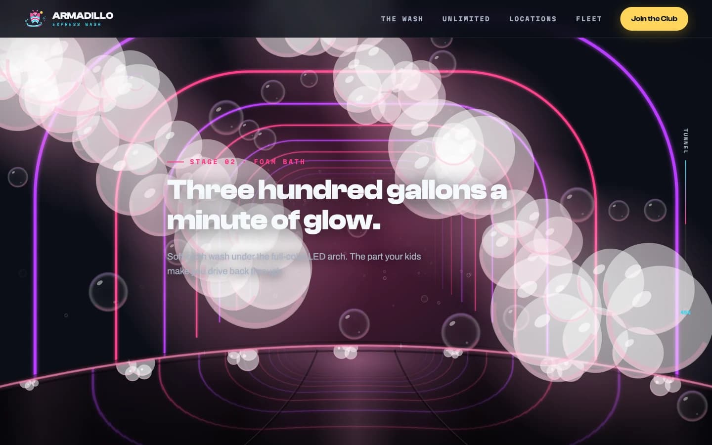 A media pasada por el túnel de scroll: arcos de LED violeta y magenta encendidos alrededor del titular de la Etapa 02, Foam Bath, 'Three hundred gallons a minute of glow,' con espuma apelmazada y burbujas de jabón cruzando el cuadro, el cofre negro brillante reflejando los arcos a lo largo del borde inferior de la ventana, y un riel de progreso del túnel a la derecha marcando 45%.