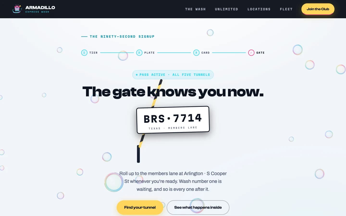 La confirmación del registro: un riel de progreso de cuatro pasos que dice Tier, Plate, Card, Gate con los primeros tres marcados como listos, encima del titular 'The gate knows you now,' una placa de Texas que dice BRS 7714, y un brazo de pluma a rayas levantado detrás de la placa.