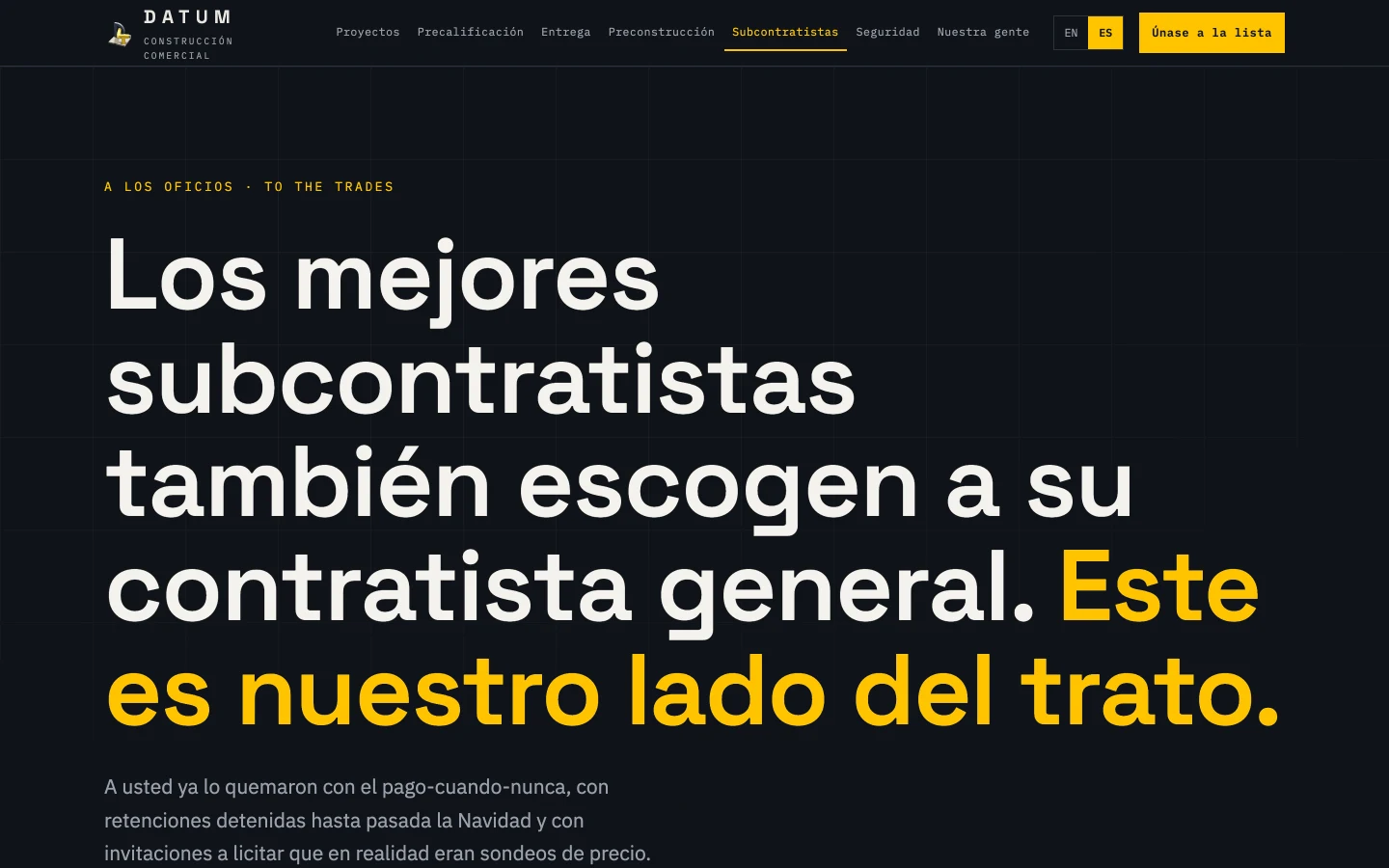 La página de subcontratistas en español: 'Los mejores subcontratistas también escogen a sus contratistas' sobre los compromisos de pago, diez días hábiles y retención liberada por oficio, encima del pizarrón público de licitaciones con sus paquetes por oficio y fechas de cierre.