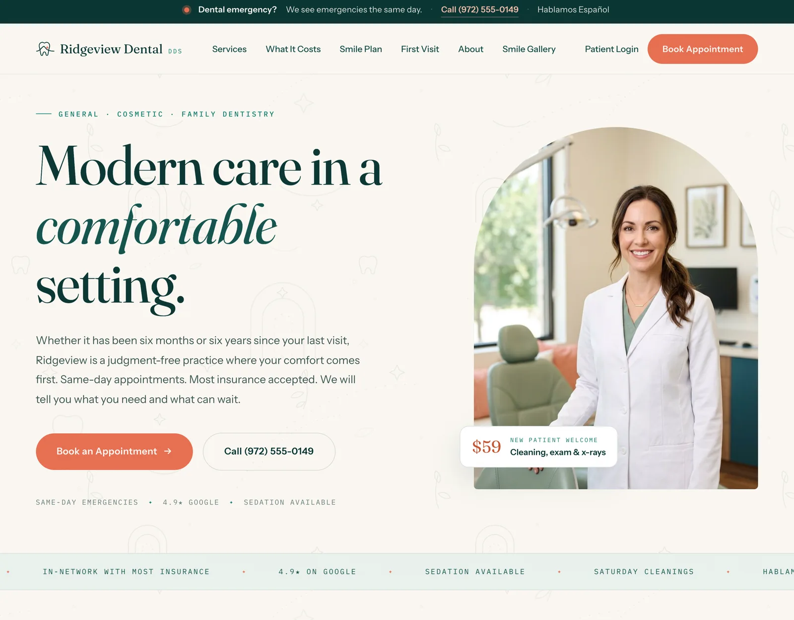 La portada de Ridgeview: la franja verde de urgencias, la marca del diente y la cresta en la navegación, el titular serif 'Modern care in a comfortable setting.', la ficha de $59 para paciente nuevo sobre el retrato en arco de la doctora Parker, y la marquesina de confianza en mono corriendo debajo.