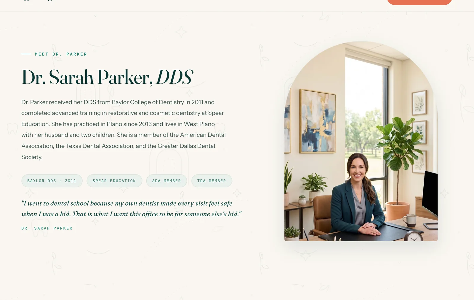 La sección de la doctora: 'Dr. Sarah Parker, DDS' en serif junto a su retrato enmarcado en arco en el escritorio de su oficina privada, con una biografía concreta, fichas de credenciales que dicen Baylor DDS 2011, Spear Education, ADA Member, TDA Member, y su cita firmada sobre su propio dentista de la infancia.
