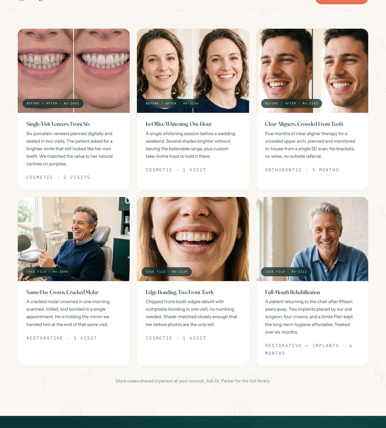 La galería de sonrisas: seis tarjetas de caso, tres dípticos verdaderos de antes y después en la fila superior, blanqueamiento, carillas y alineadores transparentes, cada uno rotulado 'Before / After' con un número de caso en mono, y tres expedientes de caso debajo, un paciente riendo con su corona del mismo día sosteniendo un espejo de mano, un primer plano de una sonrisa restaurada, y un retrato de rehabilitación de boca completa.