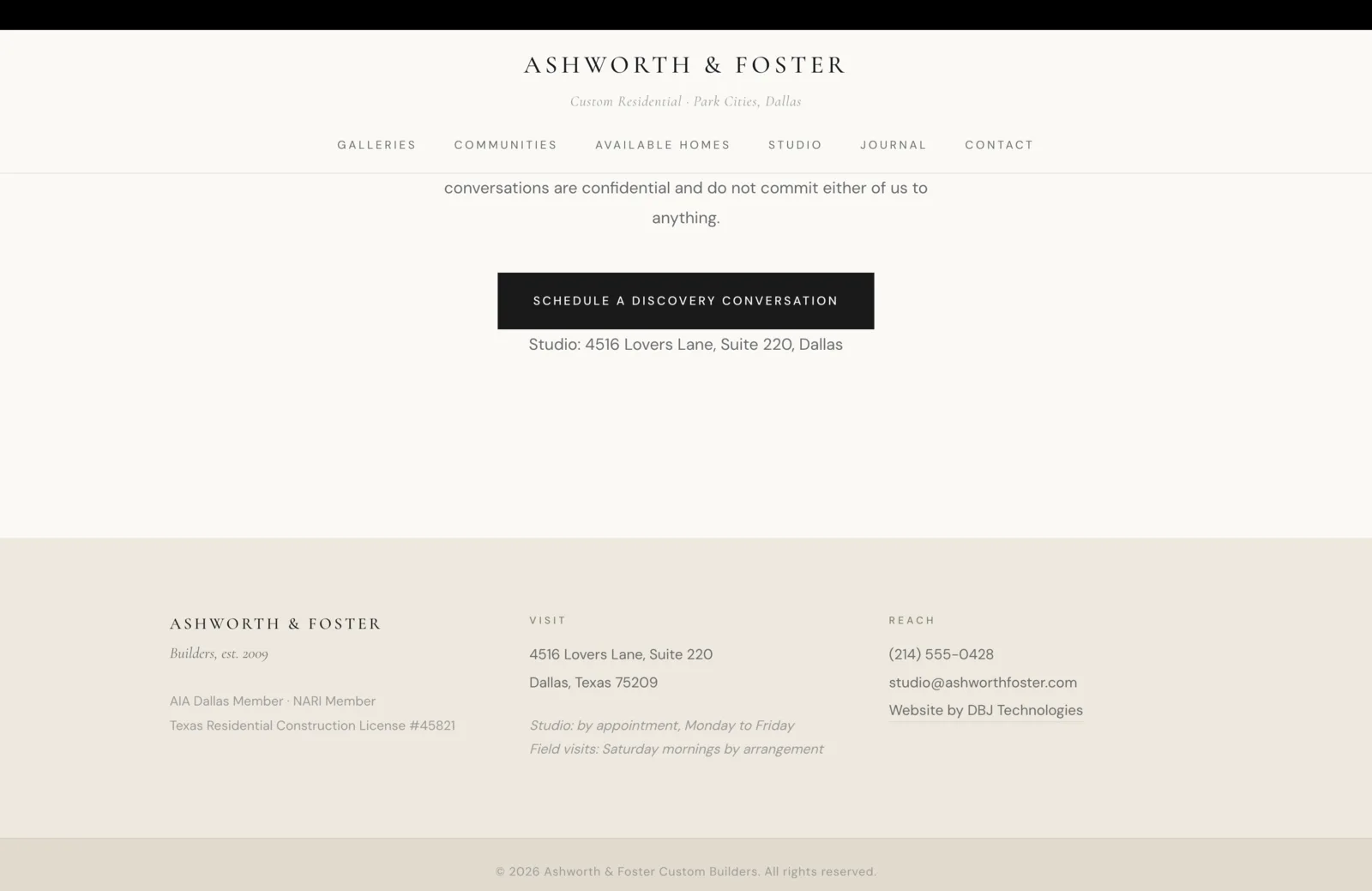 La sección de pie de página: un pie discreto de tres columnas sobre un campo crema arena. Columna izquierda: el logotipo "Ashworth & Foster" en versales serif, la línea en cursiva "Builders, est. 2009," y luego una línea regulatoria que dice "AIA Dallas Member · NARI Member" y "Texas Residential Construction License #45821." Columna central bajo "Visit": "4516 Lovers Lane, Suite 220" y "Dallas, Texas 75209," más notas en cursiva "Studio: by appointment, Monday to Friday" y "Field visits: Saturday mornings by arrangement." Columna derecha bajo "Reach": un teléfono "(214) 555-0428," un correo "studio@ashworthfoster.com," y un enlace subrayado discreto "Website by DBJ Technologies." Una franja inferior lleva el aviso de derechos "© 2026 Ashworth & Foster Custom Builders. All rights reserved."