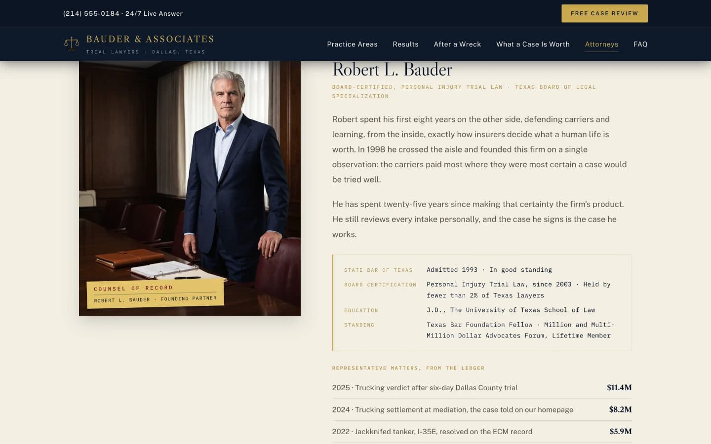 El perfil del socio fundador: el retrato en la biblioteca junto a un bloque de credenciales compuesto en mono, admitido al Colegio de Abogados en 1993, certificación de especialidad en Personal Injury Trial Law desde 2003, formación, y asuntos representativos tomados del registro con sus resultados en dólares.