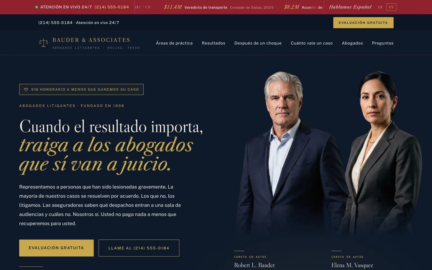 La portada en español: 'Cuando el resultado importa, traiga a los abogados que sí van a juicio.' en serif crema y dorado, la insignia SIN HONORARIO A MENOS QUE GANEMOS SU CASO, el teletipo que dice Veredicto de transporte, Condado de Dallas, y el interruptor ES activo en la franja.