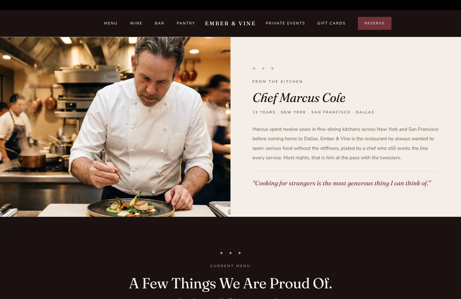 Sección del chef: una maquetación partida a lo ancho. La mitad izquierda es una fotografía documental del chef Marcus Cole, un chef de cabello entrecano con una filipina blanca limpia de doble botonadura, inclinado sobre el pase en una cocina profesional en plena marcha, emplatando un callo de hacha sellado con pinzas. Sartenes de cobre cuelgan de un riel arriba de él, sale vapor de una olla a su izquierda, y otros cocineros con mandiles oscuros trabajan la línea detrás de él, desenfocados. La mitad derecha, sobre un campo crema rosado sereno, lleva un ornamento dorado centrado de tres diamantes, un rótulo borgoña pequeño que dice From the Kitchen, luego un titular serif grande en cursiva que dice "Chef Marcus Cole." Bajo el titular, una fila borgoña pequeña de credenciales dice "12 Years, New York, San Francisco, Dallas." Un párrafo corto dice "Marcus spent twelve years in fine-dining kitchens across New York and San Francisco before coming home to Dallas. Ember & Vine is the restaurant he always wanted to open: serious food without the stiffness, plated by a chef who still works the line every service. Most nights, that is him at the pass with the tweezers." Un filete dorado delgado debajo, y luego una cita destacada en serif borgoña cursiva: "Cooking for strangers is the most generous thing I can think of."